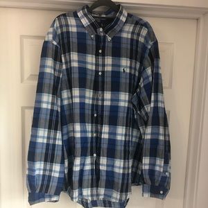 Collared long sleeve dress shirt